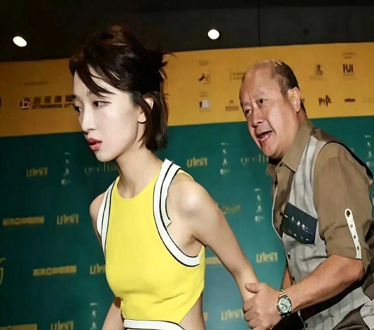 红毯上人挤人，曾志伟拽了周冬雨一把。看这抓拍，女方表情绝了，真像受了多大惊吓。其