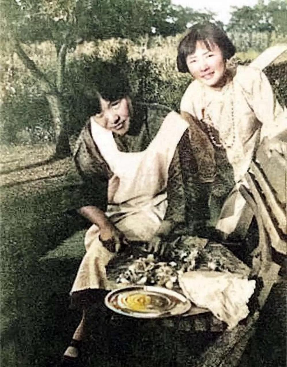 这张上色老照片留存下林徽因与冰心为数不多同框的珍贵瞬间。郊外草木繁茂，户外野餐的