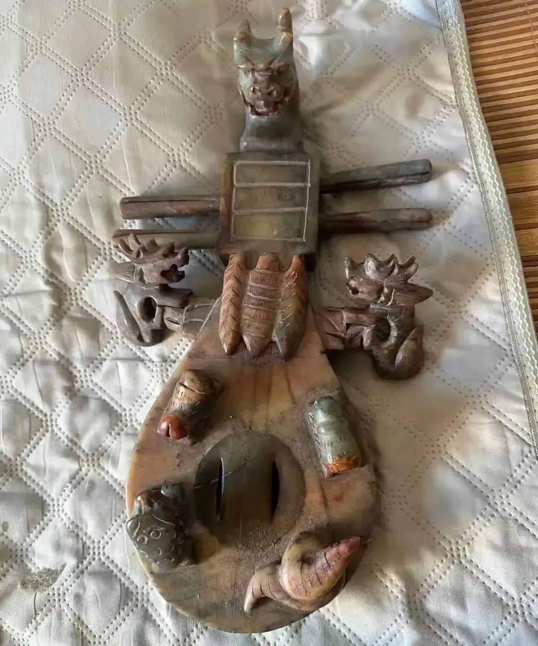 我花800块把邻居家的雕花琵琶抱回家，午饭还没咽下去，她老公就冲进来拍桌子，说那