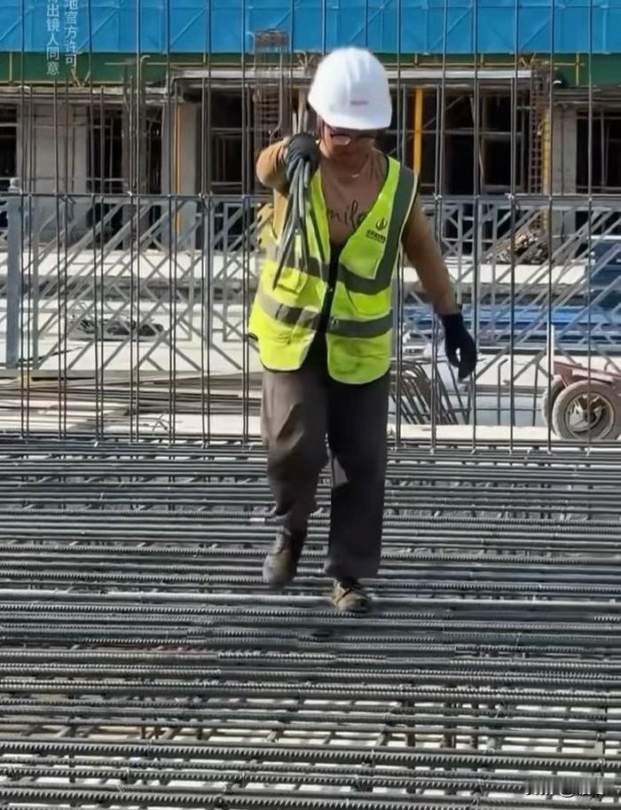 00后姑娘扎根西安工地绑6年钢筋，一天干10小时只挣320，吴克群看完当场送上新
