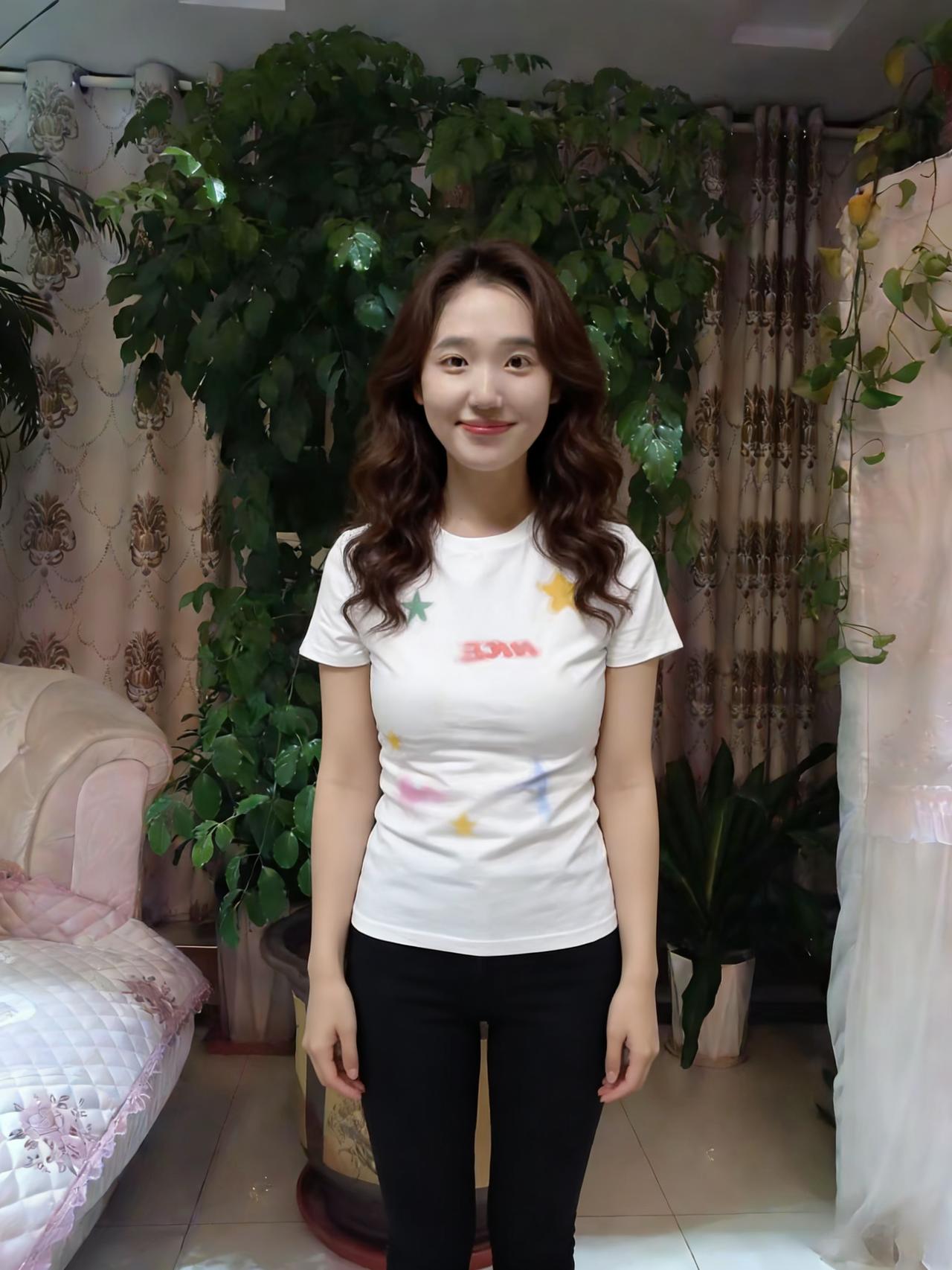 客厅藤萝密，幽室草木深。晴光穿户牖，翠色染衣襟。静里观云度，闲中听鸟吟。嫣