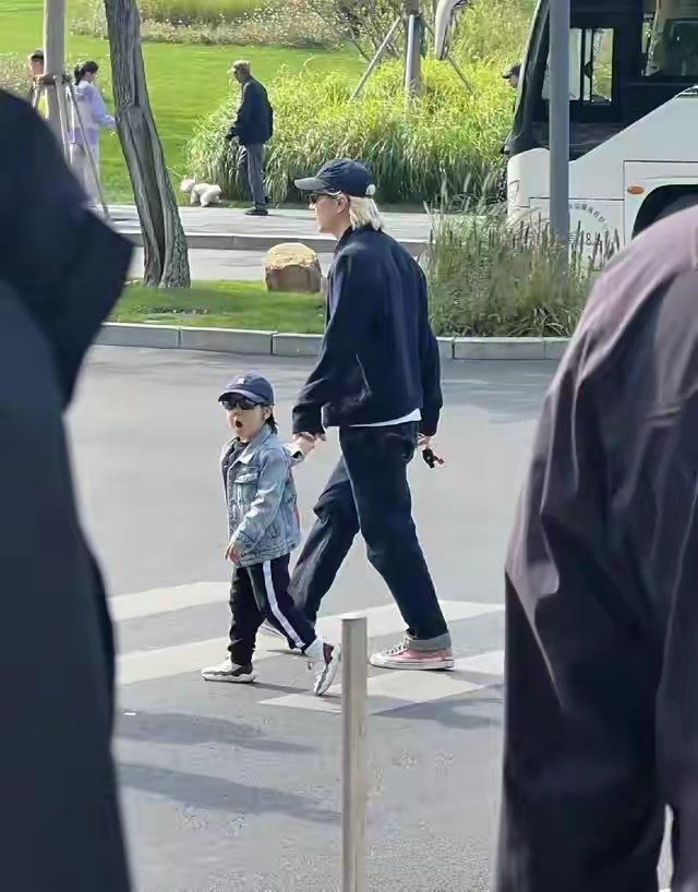 李承铉单手拎娃过马路，儿子小脸肉嘟嘟，呆萌模样简直就是戚薇本薇​