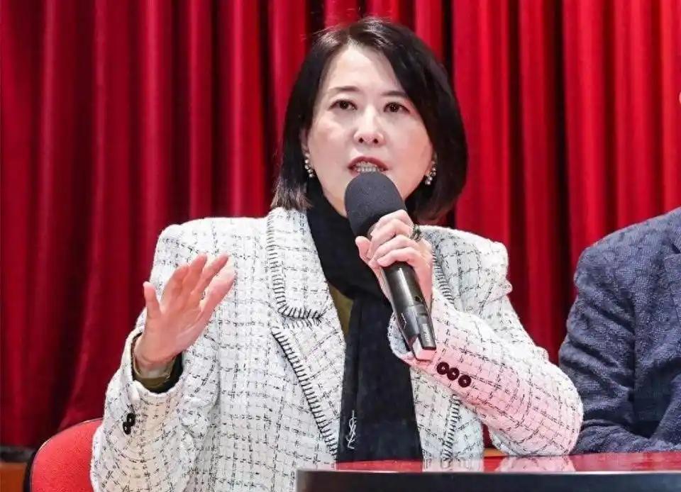 台湾省国民党籍民代王鸿薇因在公开谈话中喊祖国大陆为“中国”，引发内地同胞
