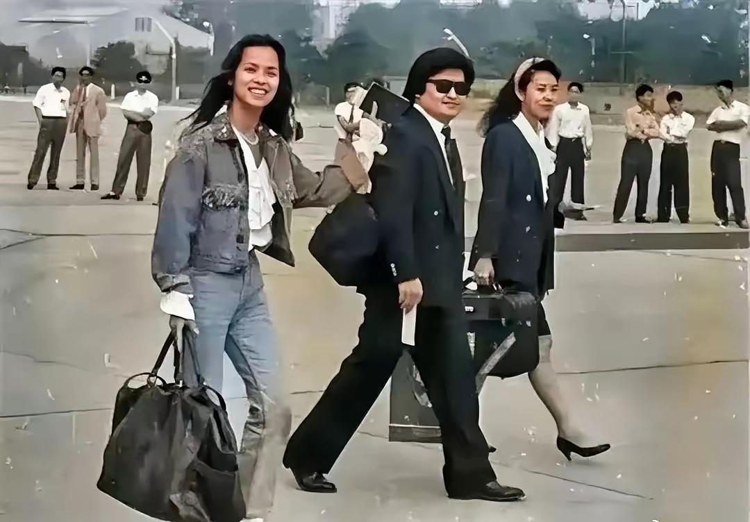 90年代的神级老照片，亚运会前夕，韦唯、刘欢和刘欢妻子卢璐赶路去彩排。几人神采
