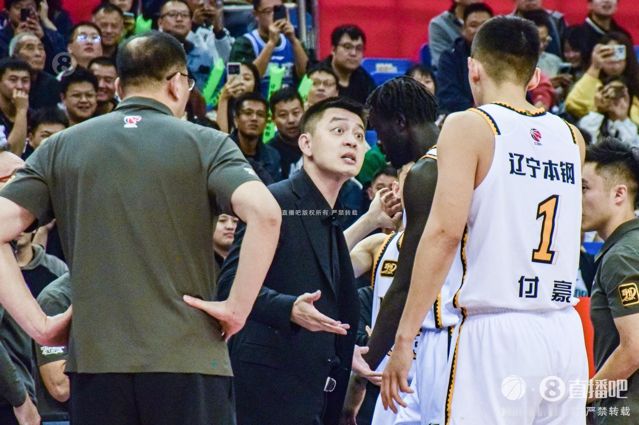 杨鸣恨不得吃了付豪，20分5板没用，跟二哥能比吗？辽宁险些就逼平了深圳队，