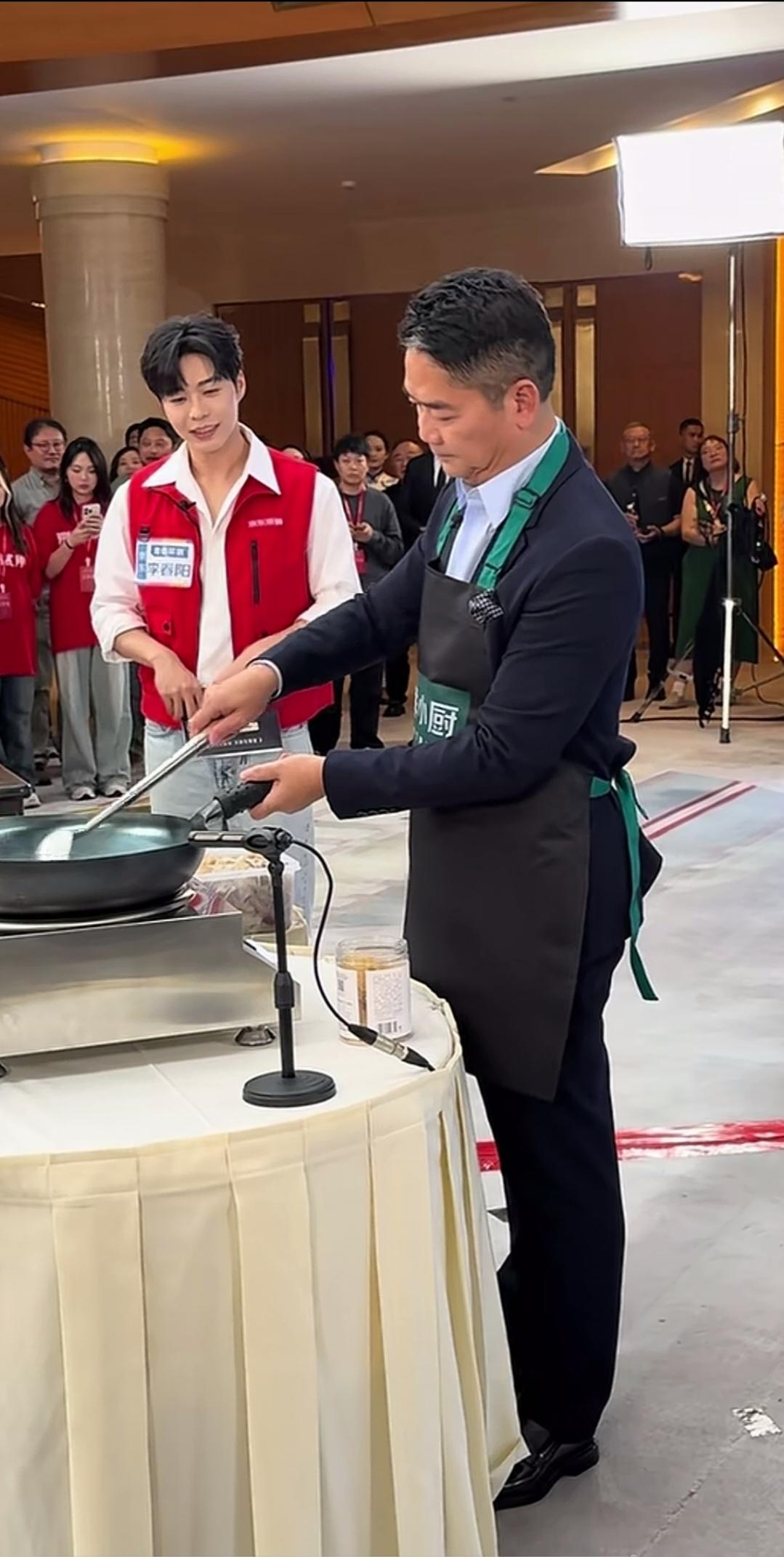 东哥，做饭的样子都那么严肃认真。