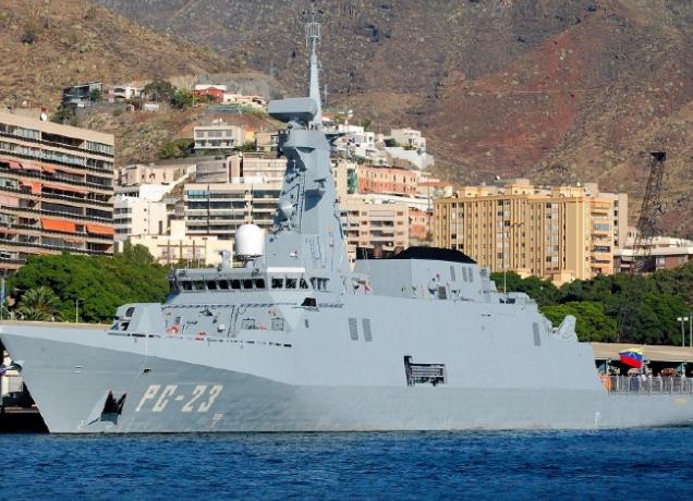 委内瑞拉致电北京后，派大批军舰出现护油轮出港，考验白宫的时候到了！12月17日