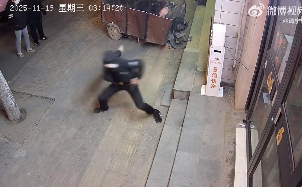 河南开封4个精神小伙半夜砖头炸开小超市玻璃门，进去疯狂盗窃。夜深人静的开封街头一