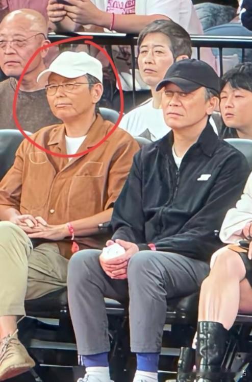 何超琼的闺中密友俞琤也去观看了澳门的NBA篮球赛。不知道的肯定以为是一位男士。