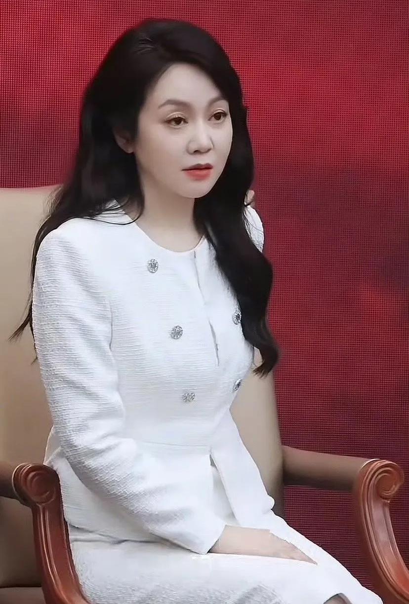 闫妮中秋晚会唱哭全网：原来她不是不会正经，是我们看错了人家人们，真不是我夸张