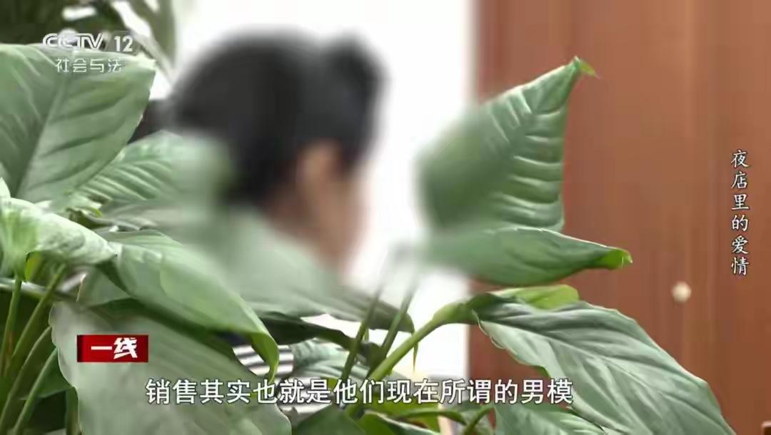 恋爱让人变傻，原来是真的，90后男模同时和2位富婆恋爱！46岁女友借款900万，