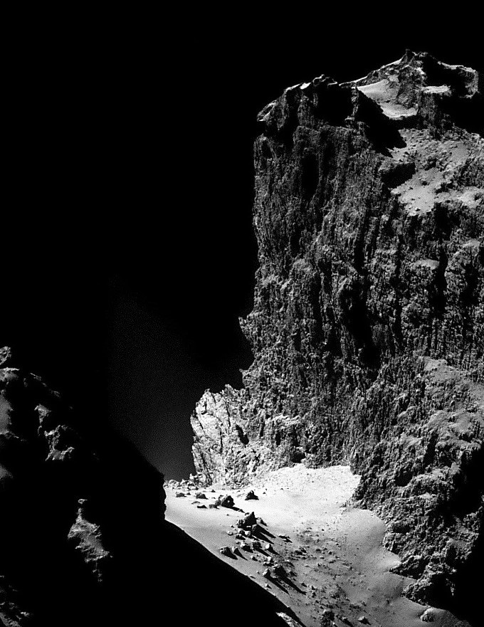 这是悬崖。约1公里高。在一颗彗星上。如果你从顶端跳下去，需要47分钟才能到达