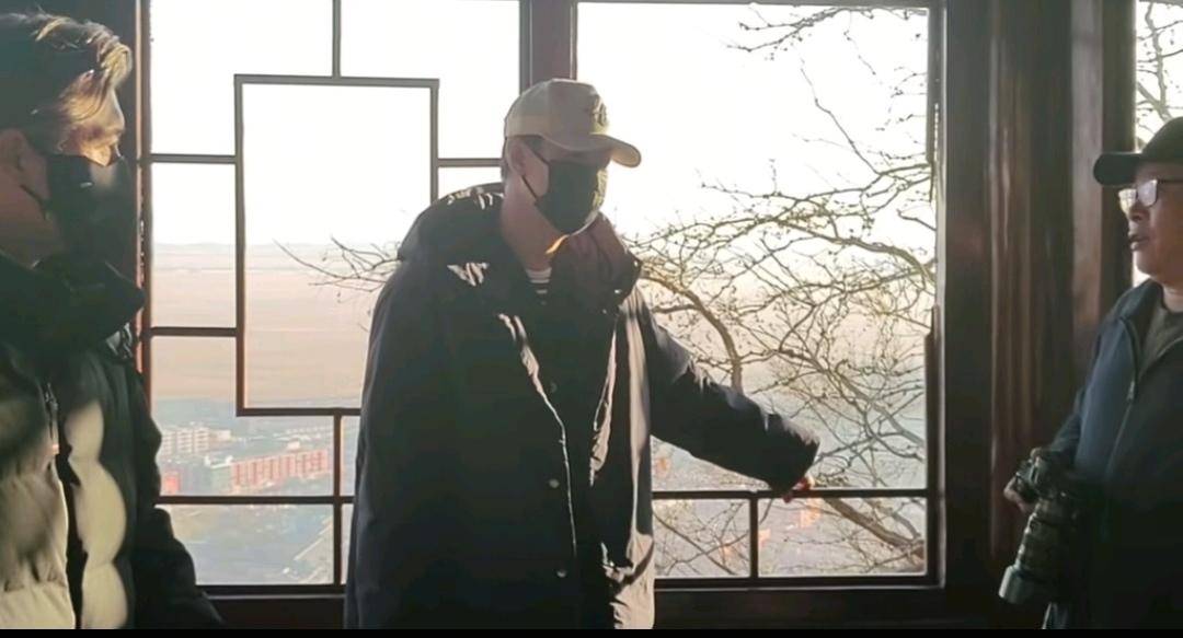 11月11日，辛柏青和李乃文结伴再次来到丹东市大孤山庙，千年树仙裹着红布，辛柏青