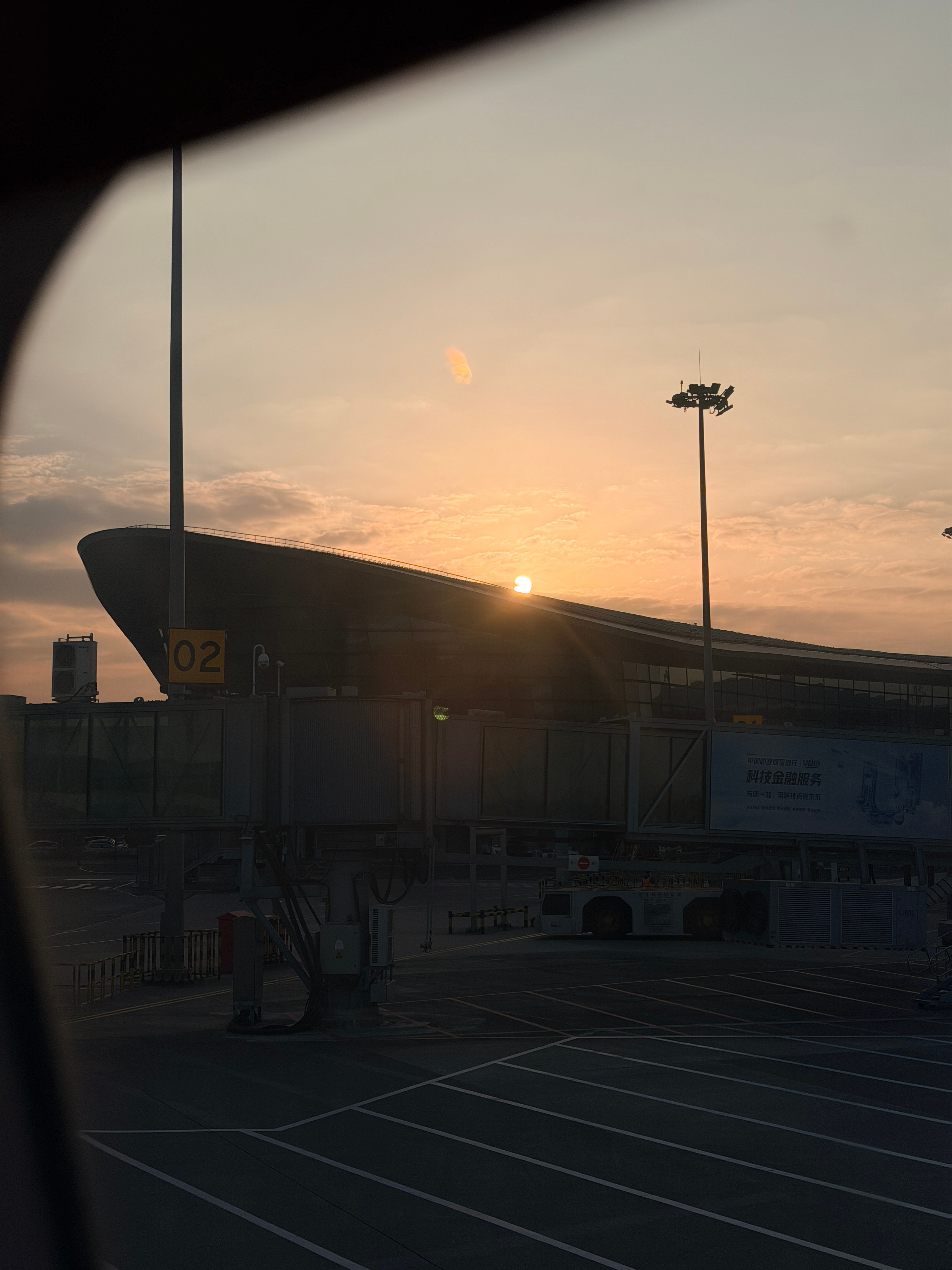 终于登机了升了个狭窄的头等舱