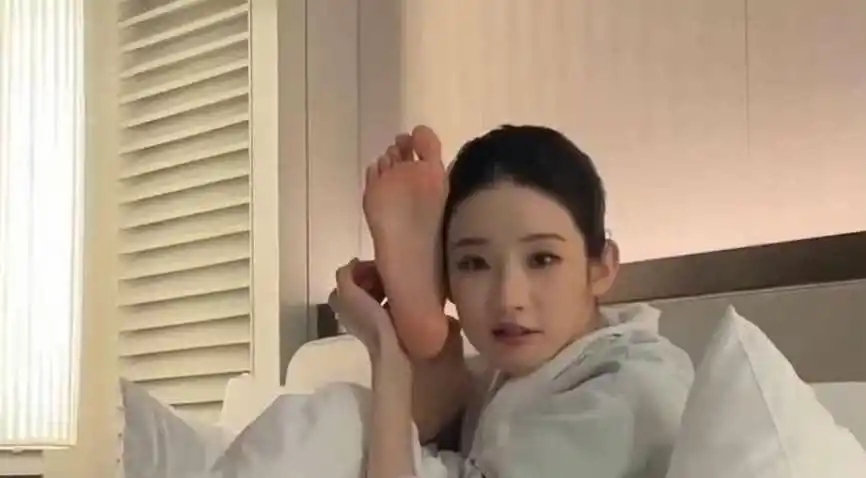 张艺凡的小脸蛋真是让人意外惊艳啊！到底是脸太小还是脚太大？​