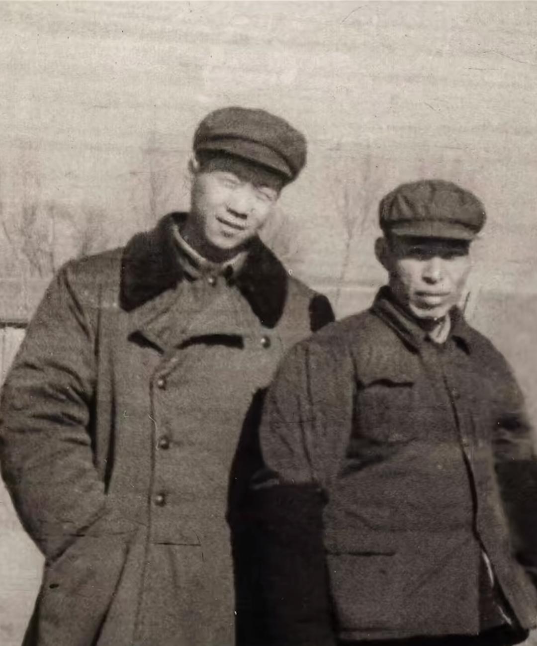 马未都的留影，这一张照片拍摄于1974年，地点是北京海淀西小营，左边年轻的是19