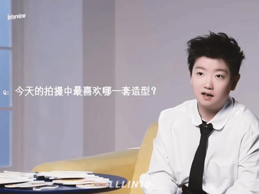 莎莎的表情是要笑死我吗，太可爱了。莎莎被问喜欢今天的那套造型，莎莎先是思考了