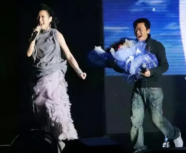 2008年，刘若英开演唱会前，给王宝强打电话，邀请他过来当嘉宾。可是王宝强直接冷