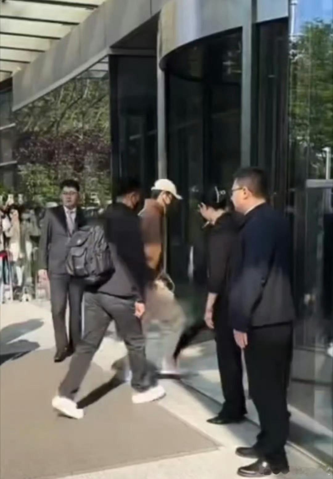 肖战青岛✈️北京路透，参加大学生电影节