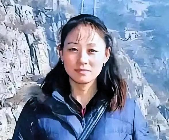 1992年冬天，内蒙古赤峰矿区开了家小卖部，老板董艳珍刚结婚就出事。小偷翻窗偷走