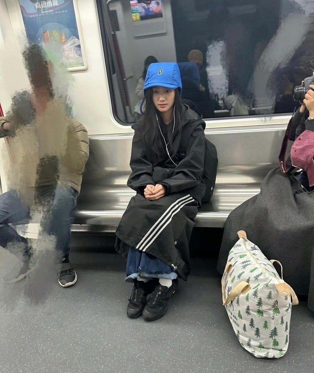 路人偶遇卢昱晓，原来女明星也会一个人坐地铁，好接地气呀！​