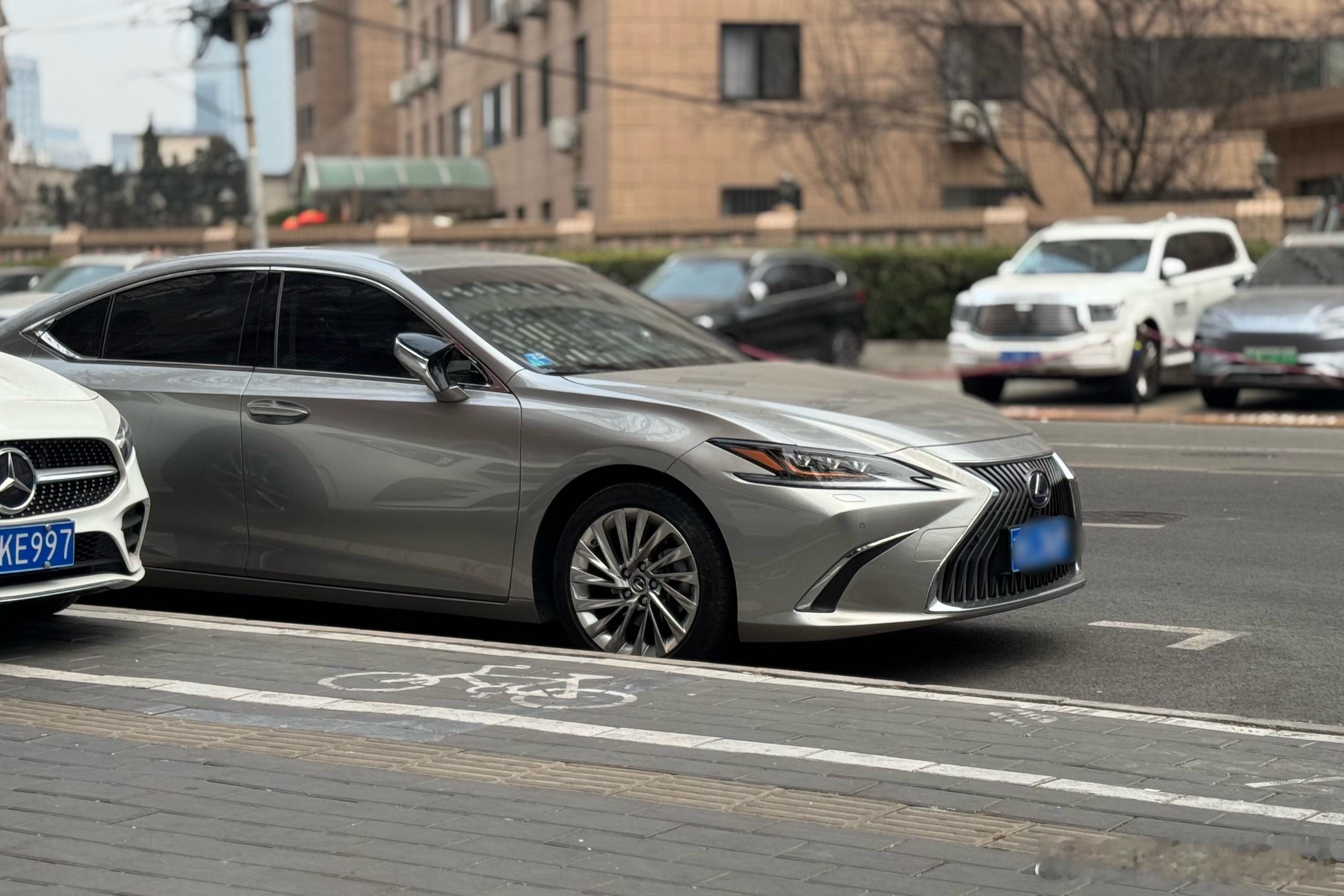 好的设计生命周期都格外的长。这是雷克萨斯ES我认为最完美的一代外观了。凯文聊车