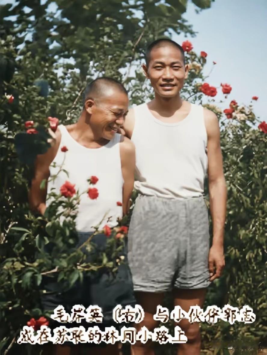 🍁毛岸英明显比烈士遗孤郭志成高出许多，他们身后是莫斯科郊外的小路。郭志成的
