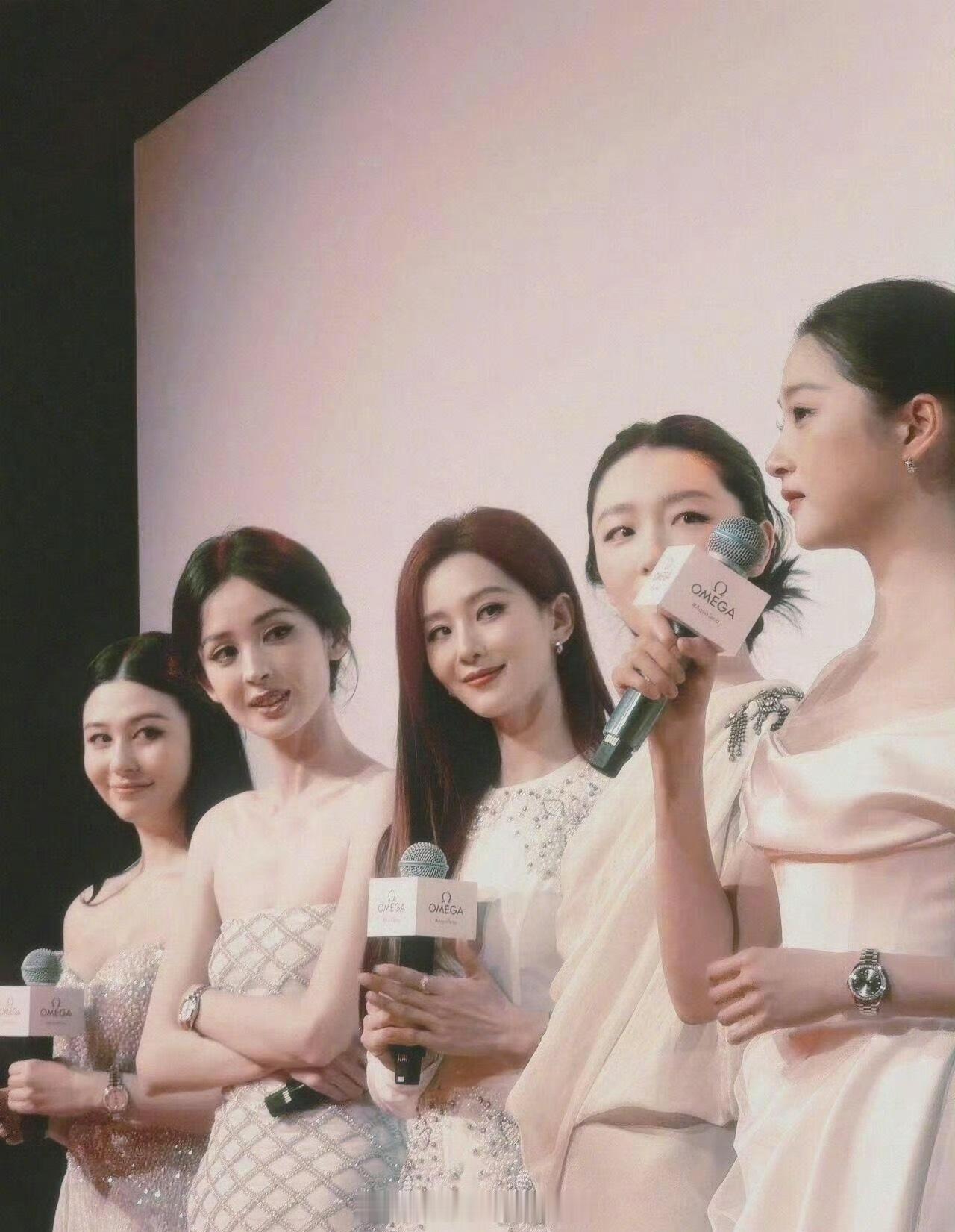 女性之间美好的凝视，这一帧像画一样美！！！