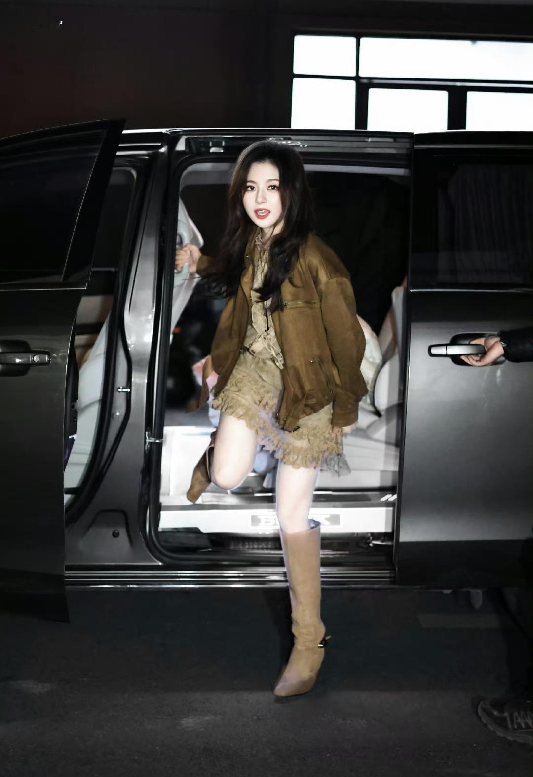 李兰迪今日品牌直播上班路透，哇塞！惊我一艳！