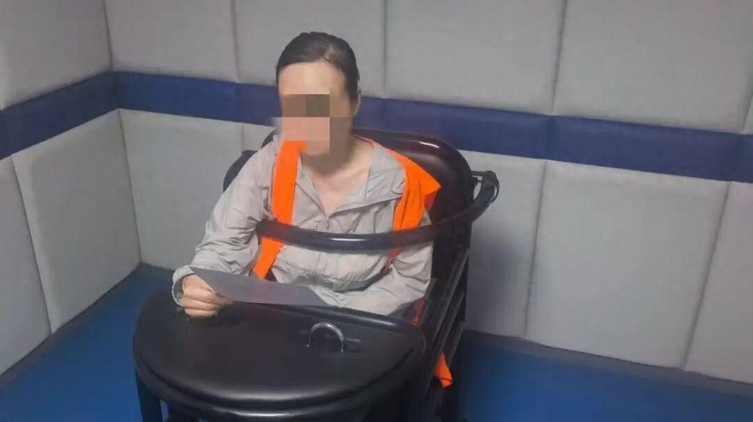 这样子人心怎么能坏成这样！上海1女子家里有卧床老人，不想着好好照顾，反而拿老人当道具。她用3个手机号