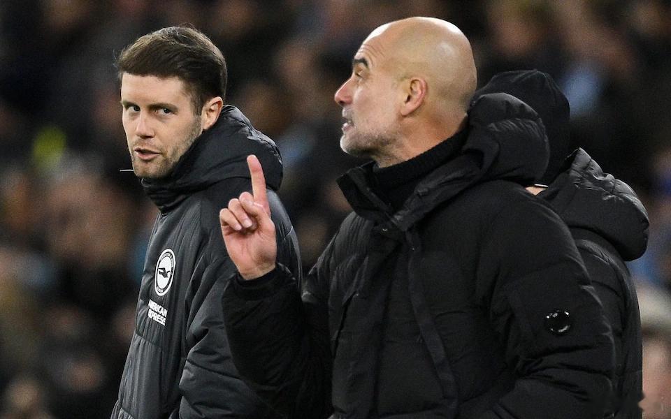 曼城1比1布莱顿哈兰德罚点球前，曼城主帅瓜迪奥拉和布莱顿主教练赫泽勒有言语冲突