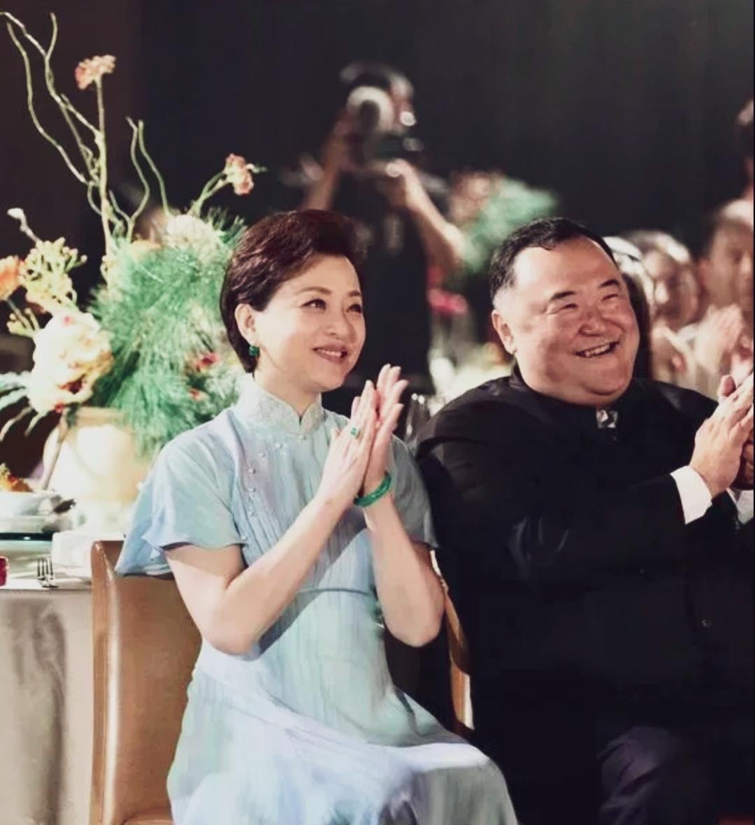 杨澜与吴征夫妇坐在一起特别不协调！男方娶了个爱钱的，女方嫁了个钱爱的。假设男