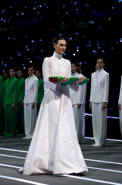 2月6日小李子女友出席米兰冬奥会国旗交接仪式，美得让人移不开眼；只知道她是超模，