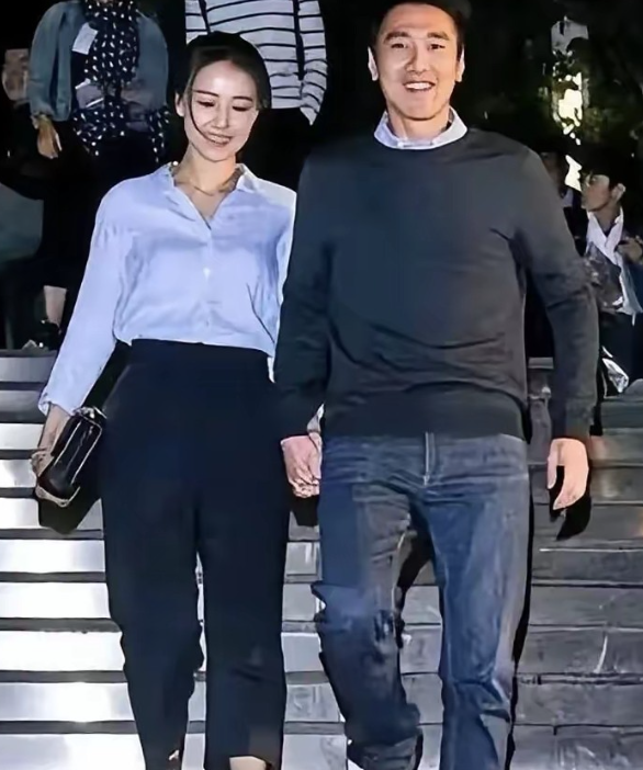 赵又廷剧里剧外反差大到离谱，生图活脱脱一个中年油腻大叔刚看完《爱情没有神话》，