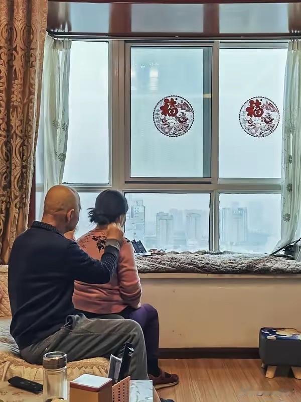 浙江1包工头，妻子去世2年，丈母娘来找他借10000块钱，谁料，他却给丈母娘60