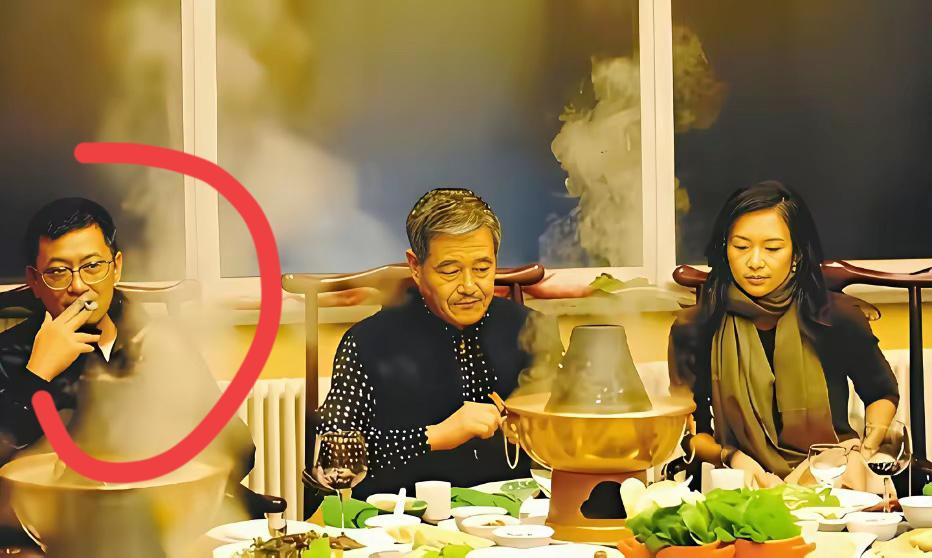 赵本山和章子怡二位大佬我认识，另一位男士是谁？