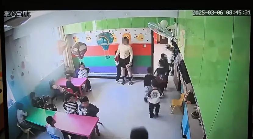 藏不住了，不装了！3月15日17:59，中国新闻周刊从北京发布，幼儿园实时监控