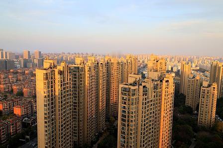 上海楼市最大的困境是什么？房子还要盖，但是没人买得起。为什么还要盖？这就是上海楼