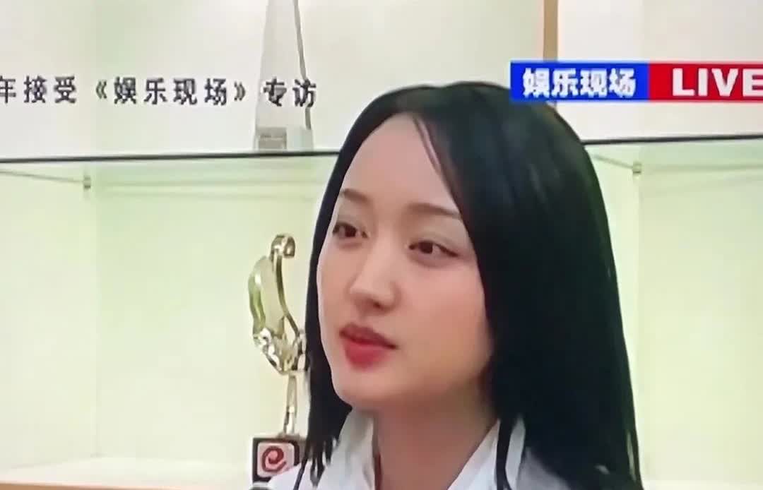 杨钰莹在之前的有段采访，主持人问她如何看待自己的感情？岗岗问主持人：你过
