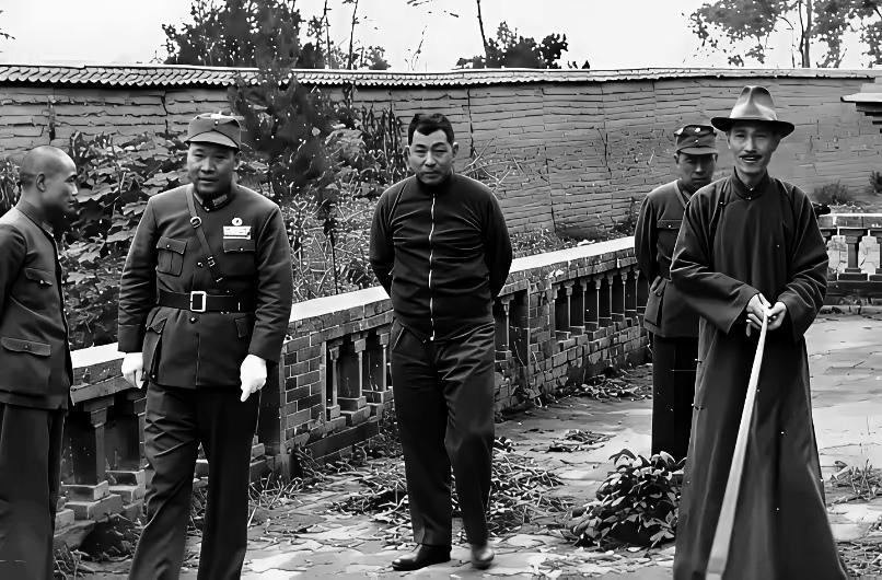 1936年10月，西安事变前夕，张学良、杨虎城二人陪同蒋校长在西安视察时的留影。