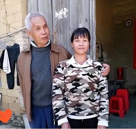 广西“第一猛男”梁二，21年生15个孩子的故事，远比表面更让人唏嘘。199