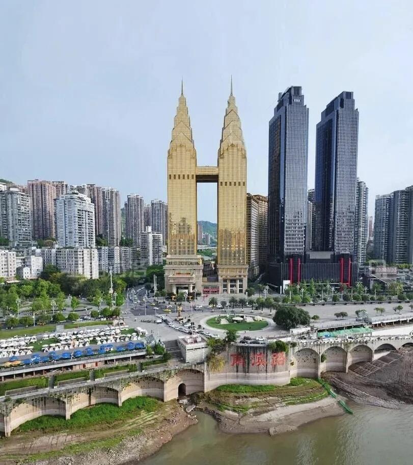 6亿暴跌到1.7亿！重庆地标“土豪金双子塔”|||重庆南滨路那栋金灿灿的“土豪