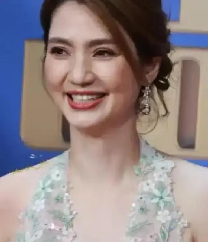 莫少聪当年在记者会上，面对媒体，甩出一句“不是我儿子”。25年后，他亲生儿子张镐