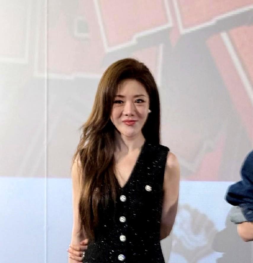 邓家佳这姐，真有点东西。节目组让她上《乘风2026》，合同写得明明白白，初舞