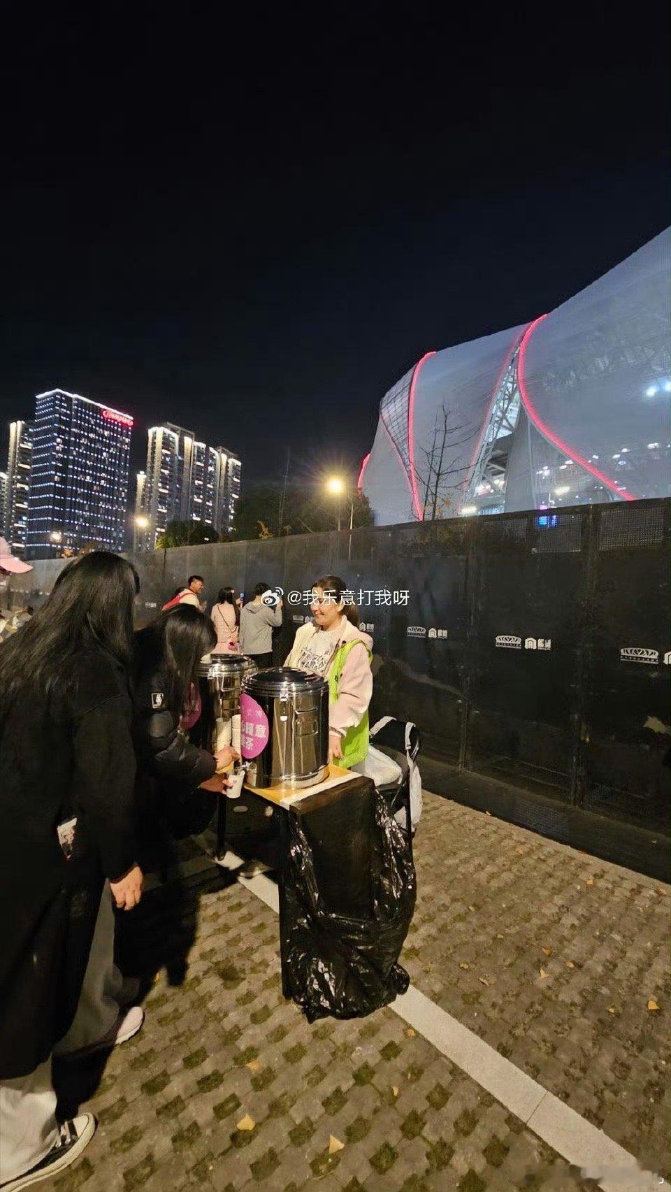 汪苏泷给场外观众准备了姜茶汪苏泷的宠粉永远超出预期！连场外观众都能收到他亲自准
