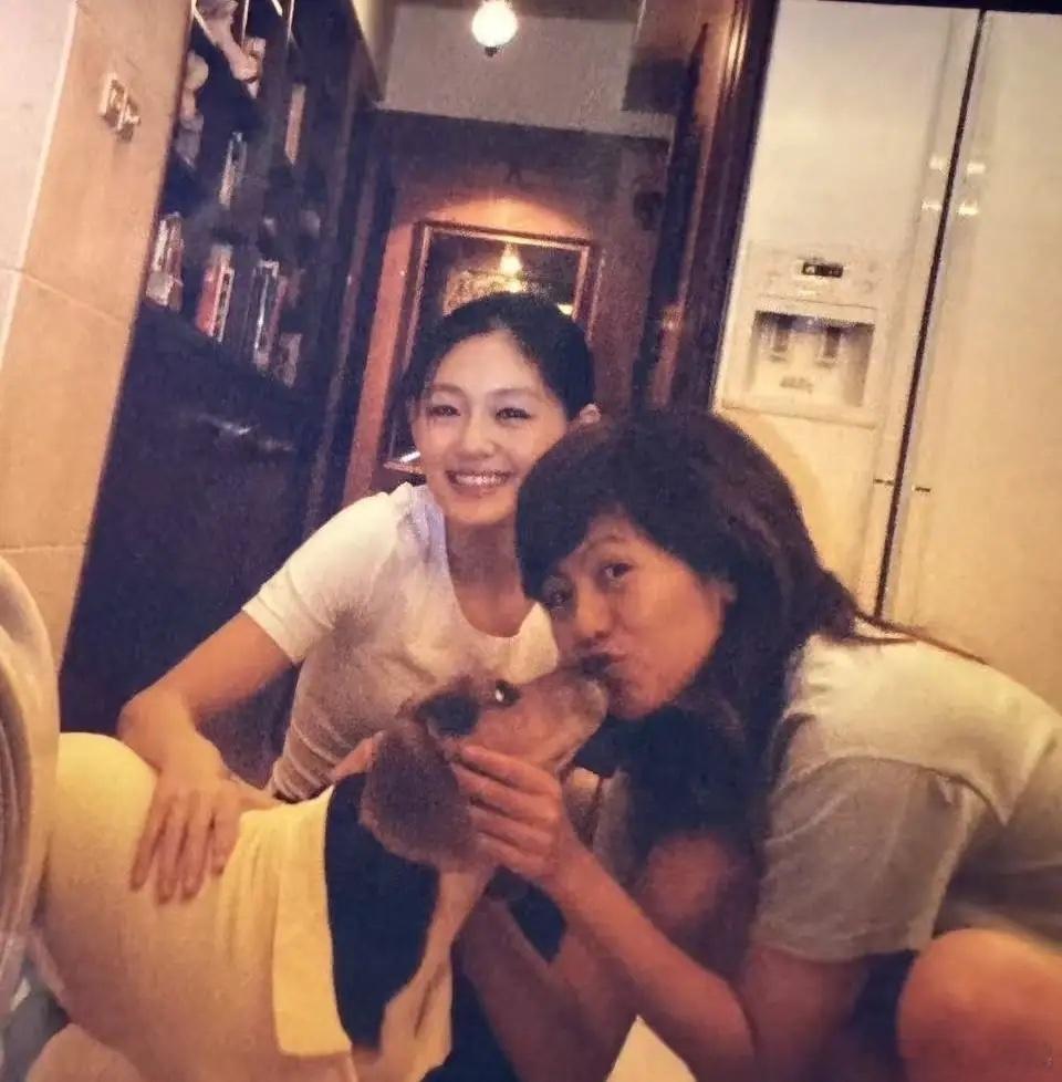小S晒出大S和五妹娘旧照，从照片的背景看，她们家这个时候，条件就已经很好了！装修