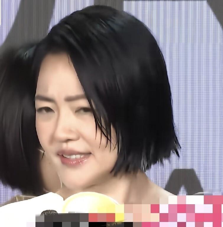 小S叹了口气，脸上挂着那种“我也很无奈”的笑。记者问许老三要不要像姐姐们那样出道，她回去跟女儿提了一