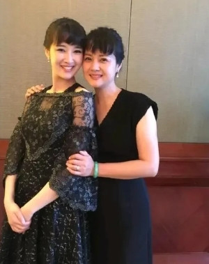 女儿单看确实很美，但和妈妈站在一起，妈妈的气质真是无人能敌！妈妈的美，温