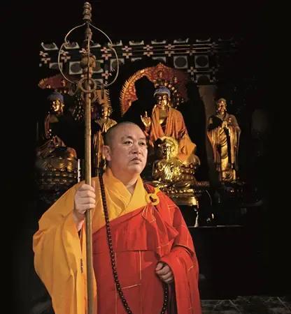 释永信果然是个语言艺术家。自从被带走调查以后，以前他的采访被扒出。主持人问：有传