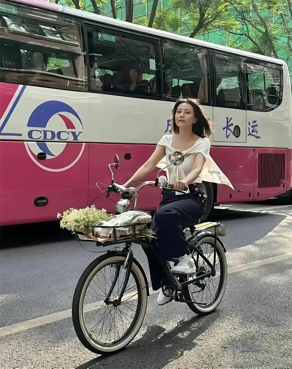 高圆圆骑着自行车真美，一路风光依旧风采不断！